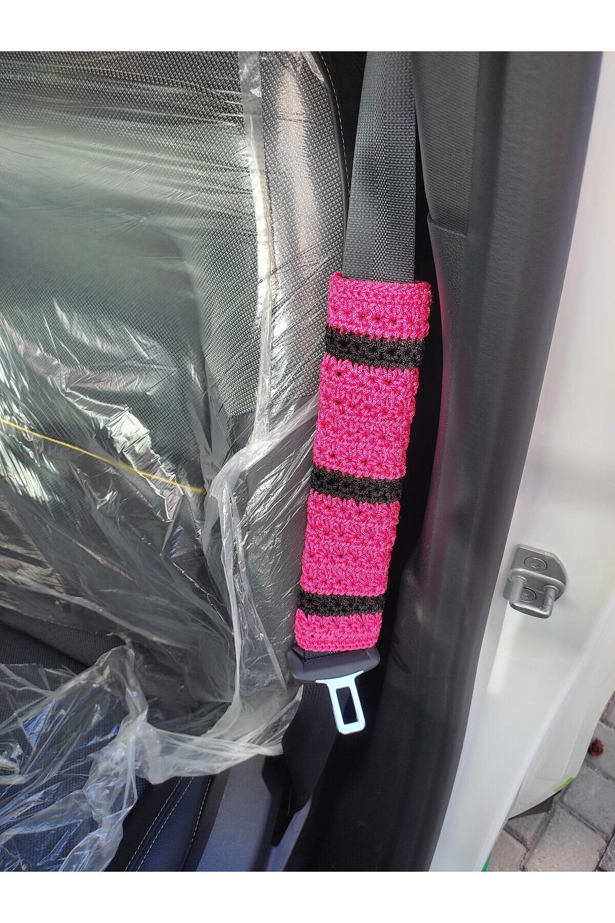 El Örgüsü Pembe Siyah Makrome Araç Emniyet Kemeri Kılıfı Seti, Çiçek Desenli, Konforlu ve Koruyucu