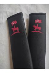 DİJİTAL ATLI TÜRK BAYRAĞI BASKILI SİYAH Araç Emniyet Koltuk Kemer Kılıfı & Ped 2 ADET (SUNİ DERİ)