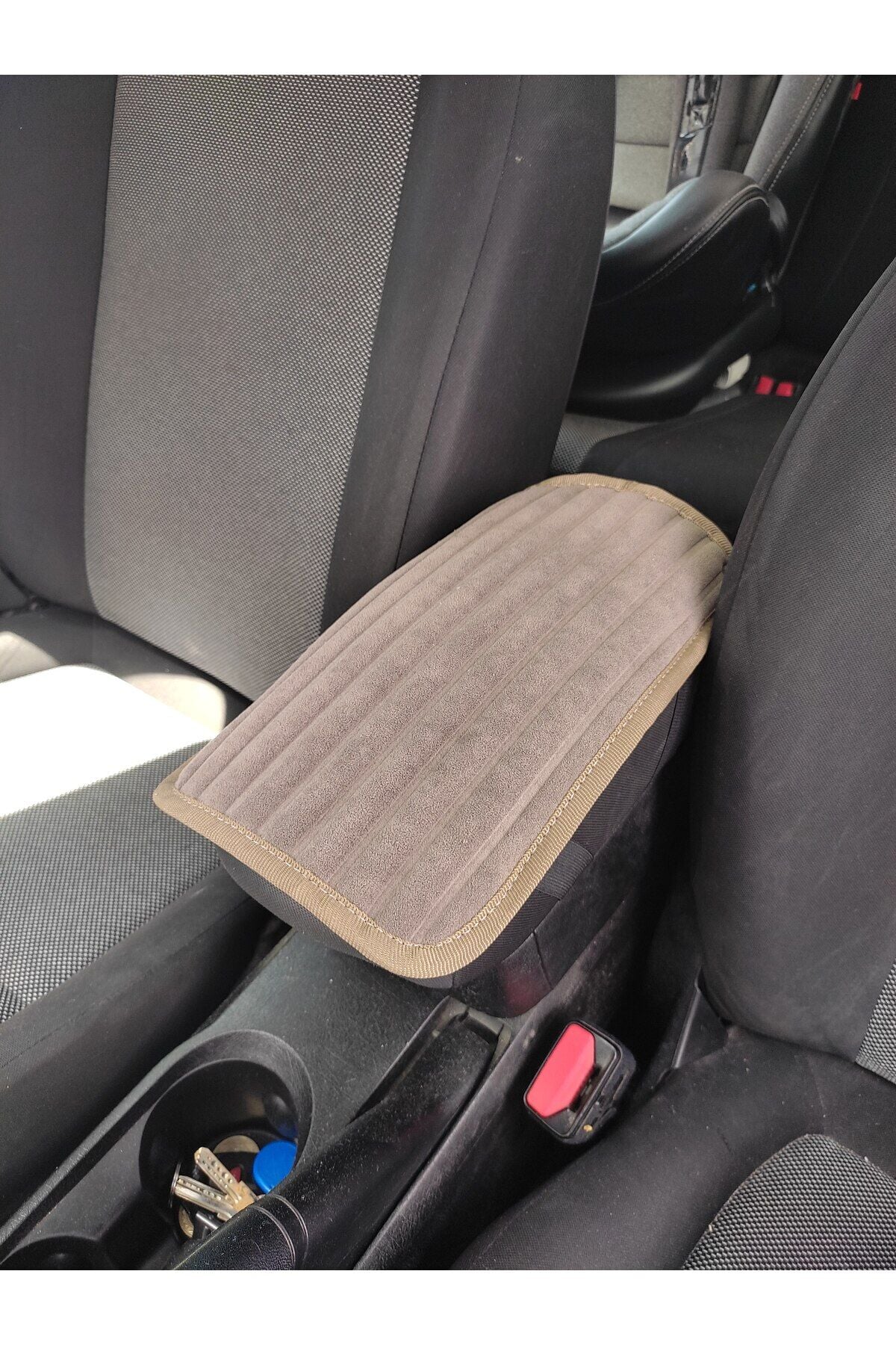 FİAT EGEA Uyumlu Oto Kol Dayama Minderi NAKIŞLI SİYAH 29x19 Cm Kaymaz Alt Yüzey (LASTİKLİ SABİTLEME) Sütlü Kahverengi