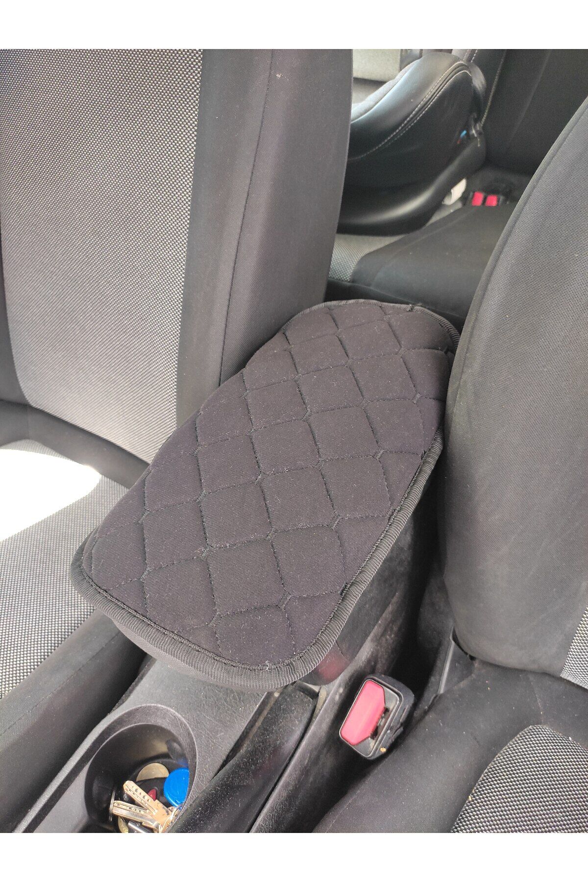 FİAT EGEA Uyumlu Oto Kol Dayama Minderi NAKIŞLI SİYAH 29x19 Cm Kaymaz Alt Yüzey (LASTİKLİ SABİTLEME)